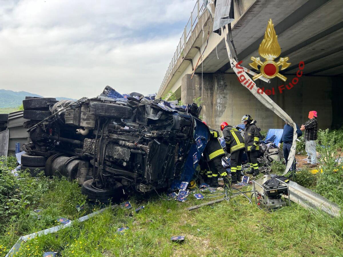 Calabritto. Tir giù da un viadotto - 