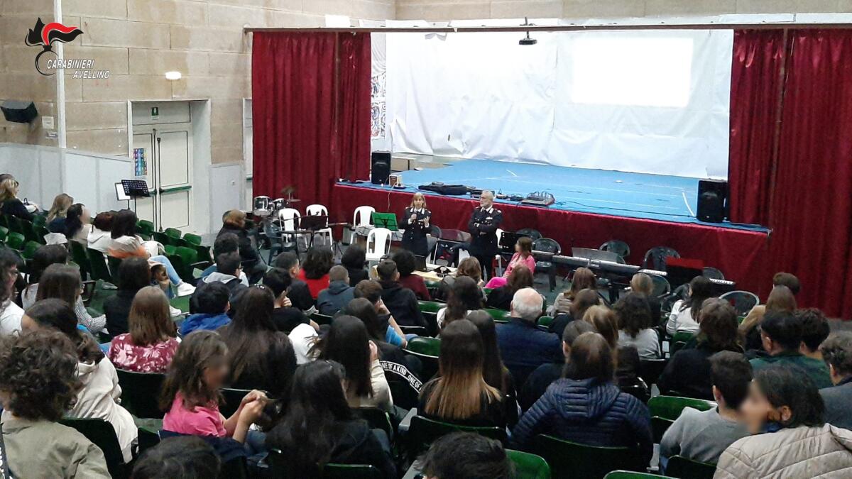 Cultura della Legalità: Carabinieri incontrano studenti "P.S.Mancini" - 