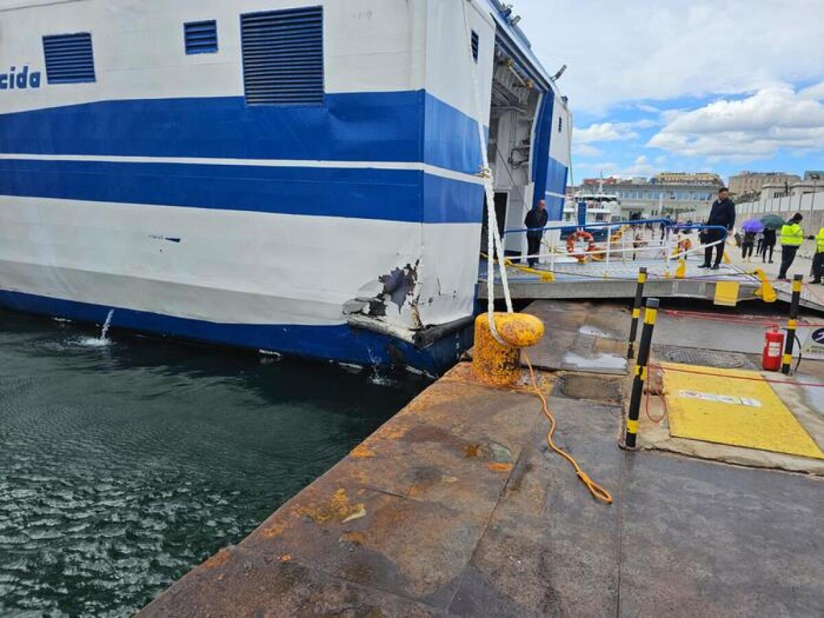 Nave contro banchina nel Porto di Napoli, una trentina i feriti - 