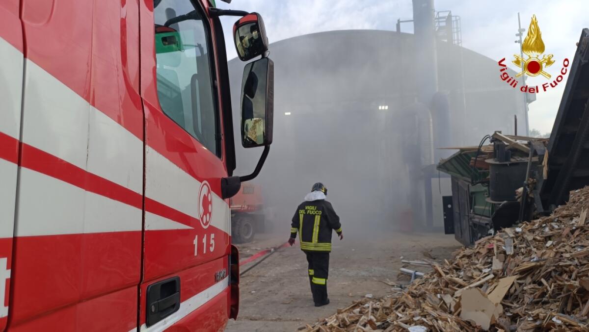 Fiamme in un'azienda di riciclaggio rifiuti - 