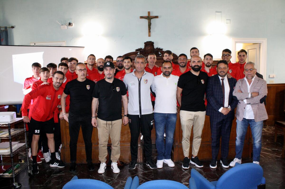 Targa ricordo del Consiglio Provinciale al Benevento di calcio a 5 promosso in Serie A - 