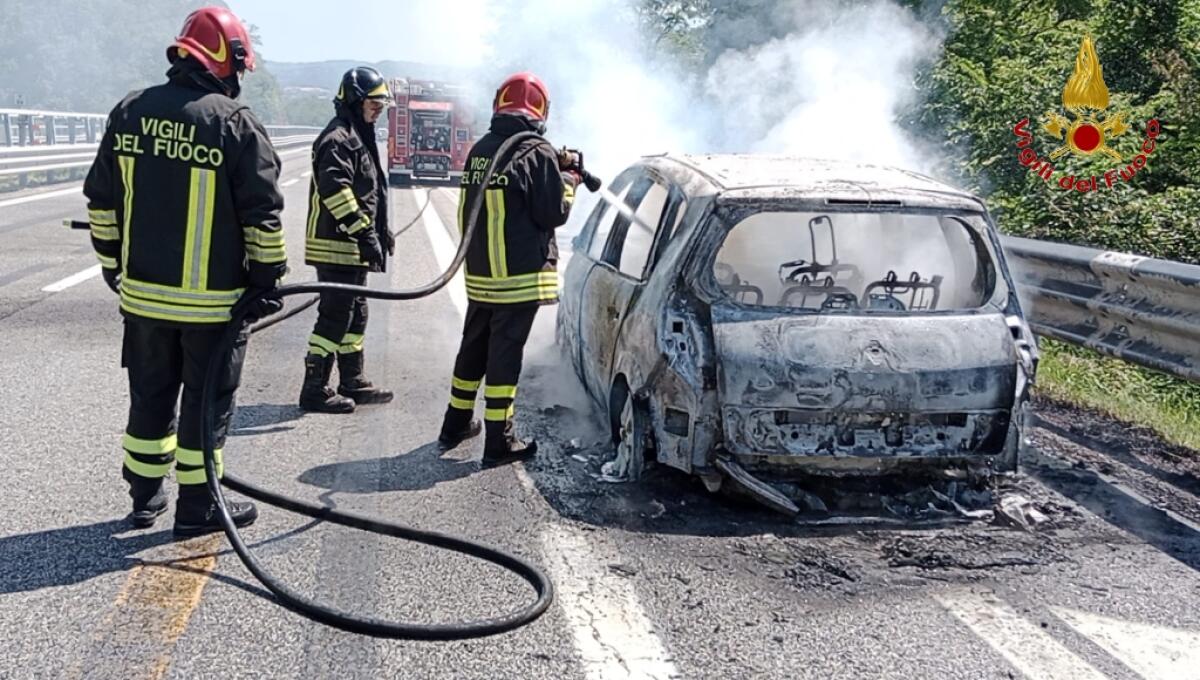 Auto in transito in fiamme, paura per una famiglia diretta in Alta Irpinia - 