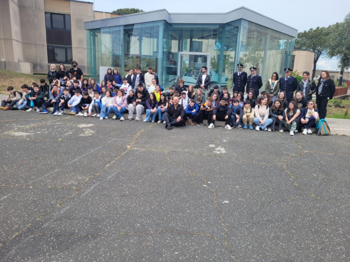 Ragazzi Istituto Comprensivo "L. Vanvitelli" di Airola in visita alla Scuola della Polizia Penitenziaria - 