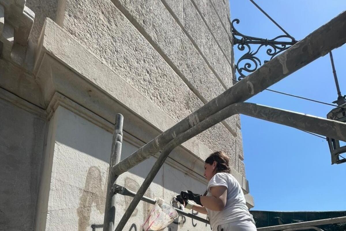Imbrattati muri della facciata della Reggia di Caserta - 