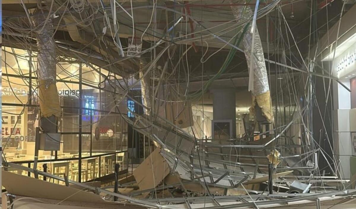 Paura al Centro Commerciale Campania, cede una parte della controsoffittatura - 