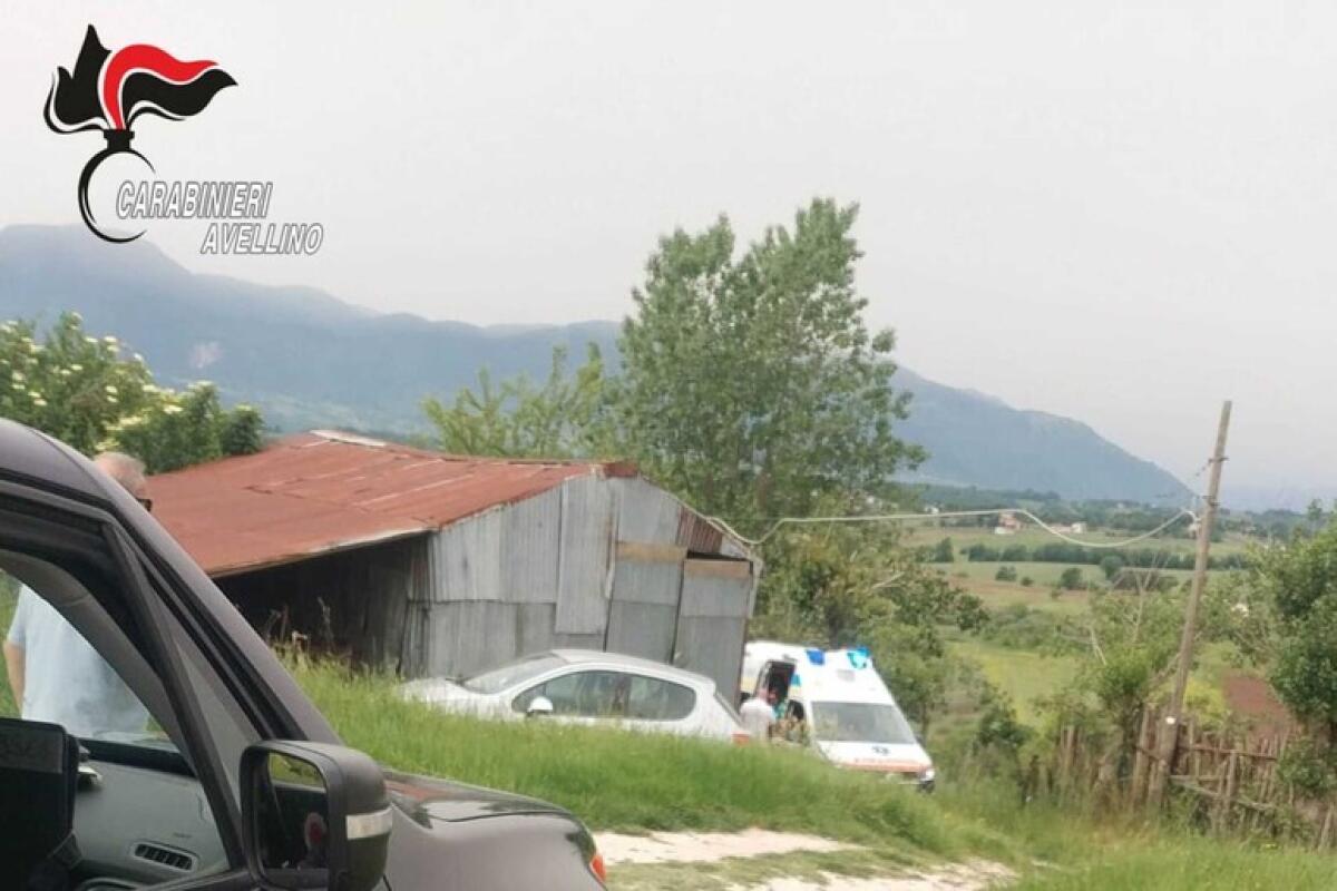 92enne resta incastrato sotto l'auto, salvato dai Carabinieri. - 