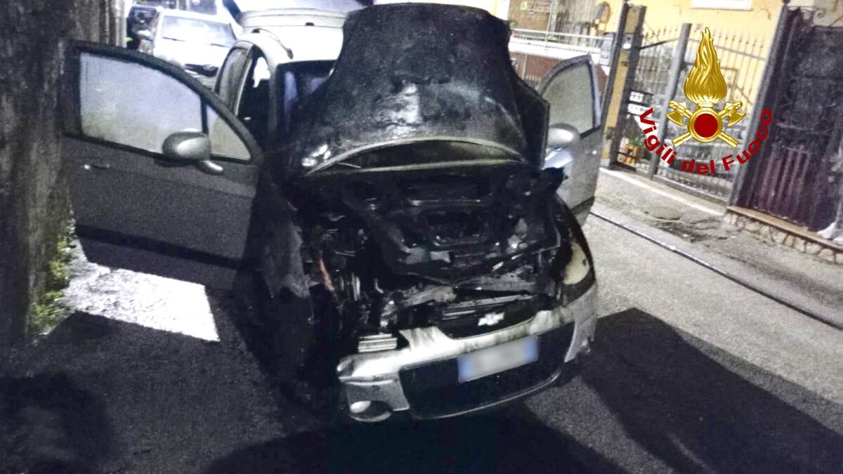 Data alle fiamme auto in sosta, indagini in corso - 