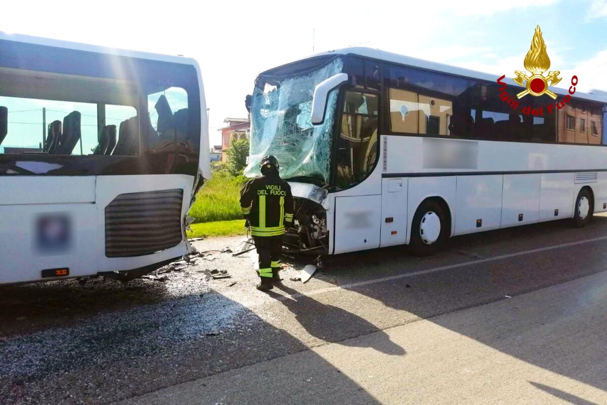 Scontro tra autobus ad Andretta, 5 feriti - 