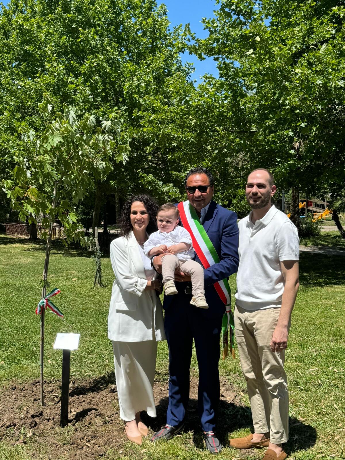 Nasce il piccolo Gerardo, mamma e papà regalano un platano a Telese Terme - 
