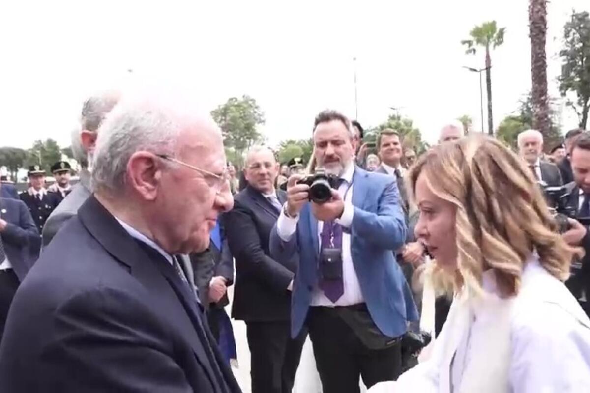 De Luca, Meloni presidente del Consiglio a sua insaputa - 