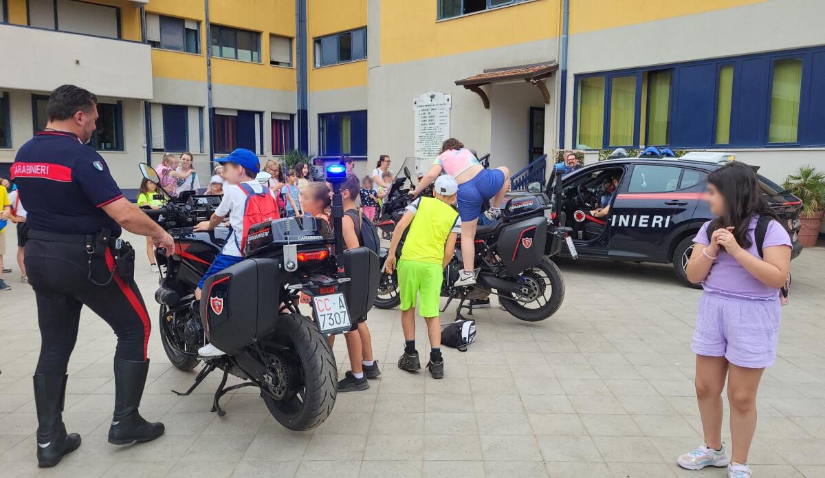 Ragazzi Oratorio Altavilla Irpina in visita al Comando Provinciale Carabinieri. - 