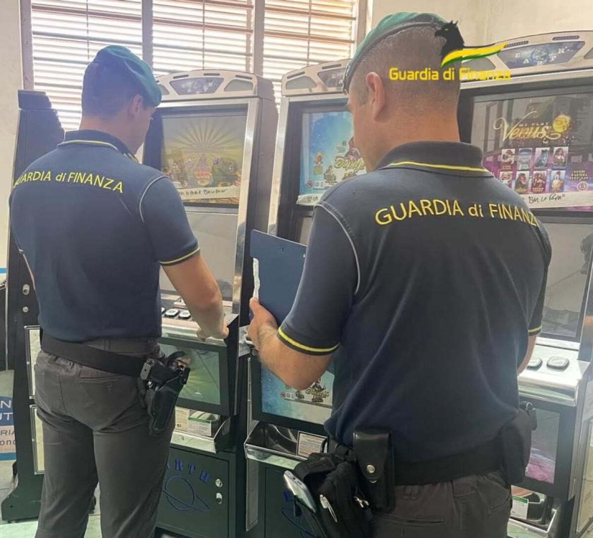 Sequestrati 15 congegni da intrattenimento illegali, 2 macchine cambiamonete, denaro contante per oltre 12.500,00 euro - 