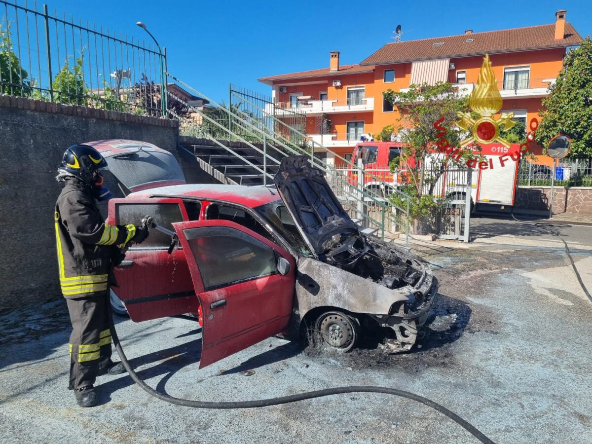 Ariano Irpino. Auto in fiamme nel parcheggio di una scuola - 