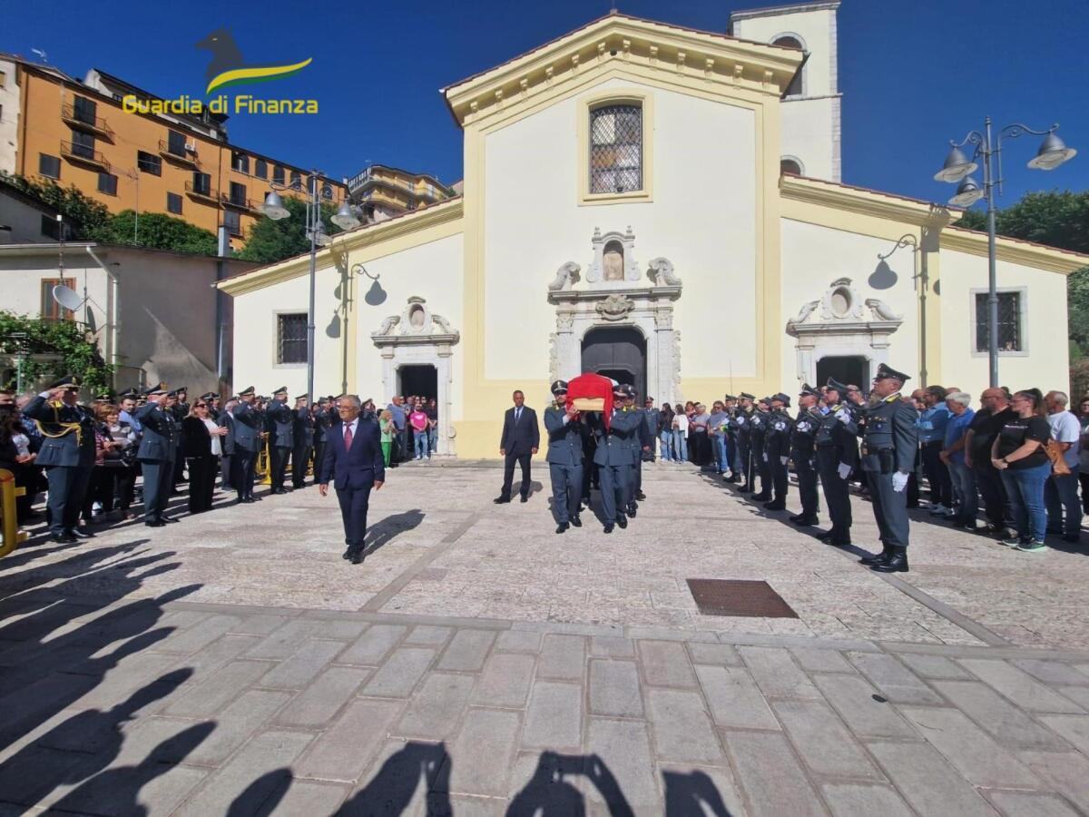 Colleghi ed amici hanno dato l'ultimo saluto al Maresciallo Barbone. - 