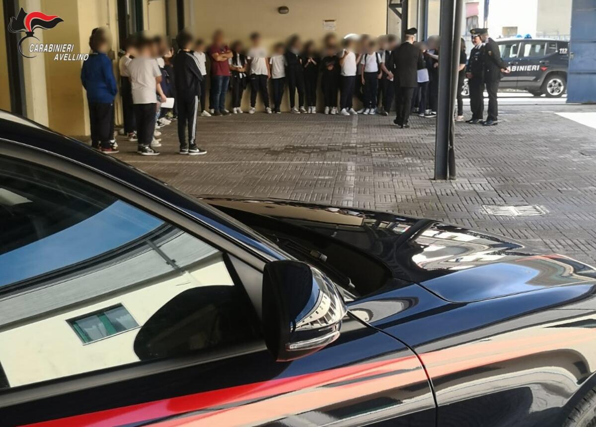 50 studenti della Secondaria di Primo Grado di Solofra in visita alla Compagnia Carabinieri - 
