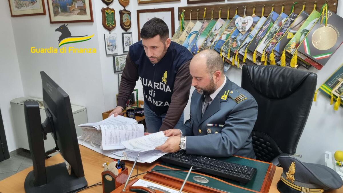 Esercizio abusivo dell'attività di compro oro, sequestrati monili per 50 mila euro - 