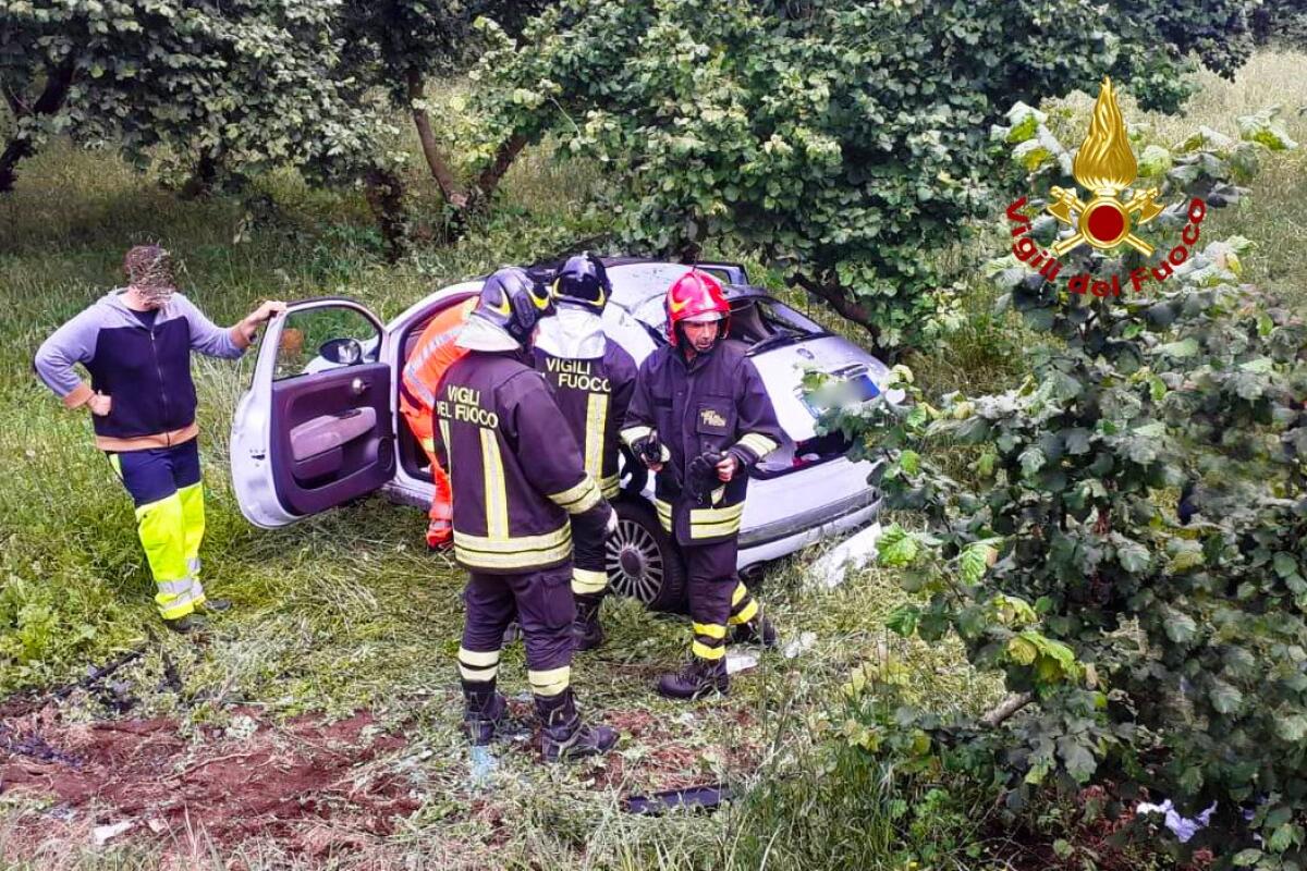 Auto fuori strada a Forino, ferita la ragazza alla guida - 