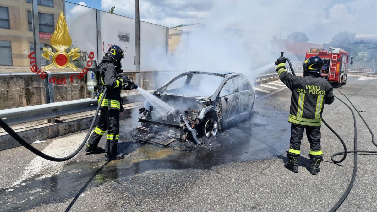 Auto in fiamme, paura per una famiglia di Sturno - 