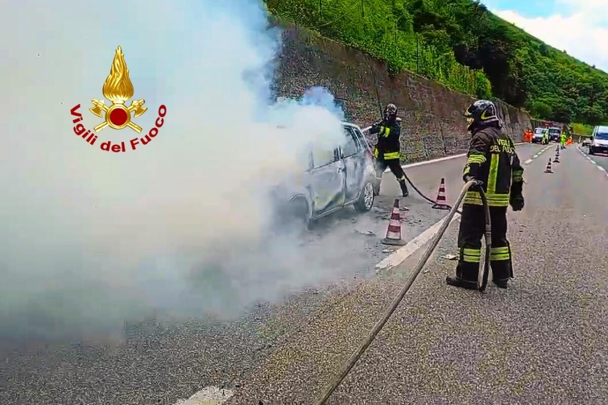Auto in transito in fiamme sull'A16 - 