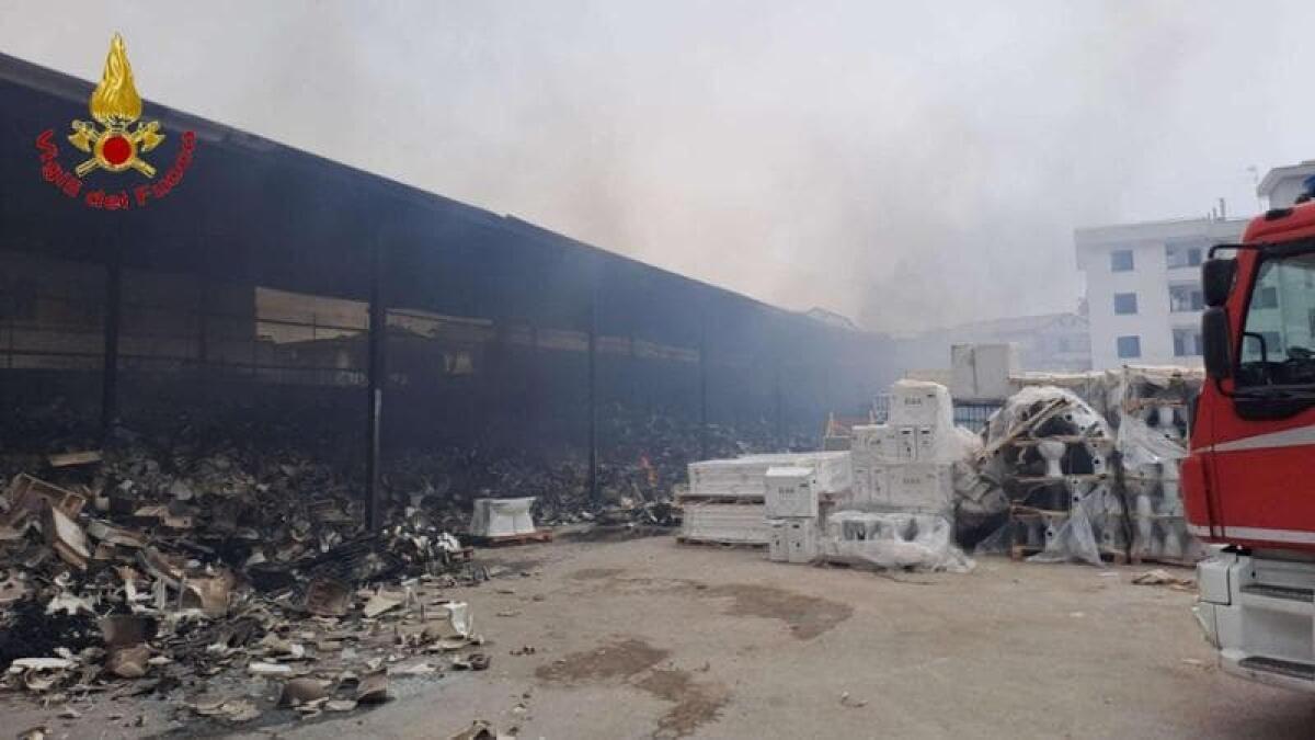 In fiamme un capannone edile, in azione diverse squadre dei Vigili del fuoco - 