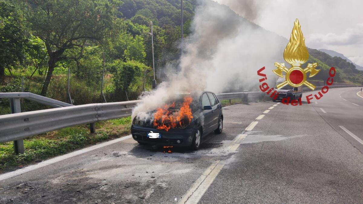 Auto in fiamme sull'A16. - 