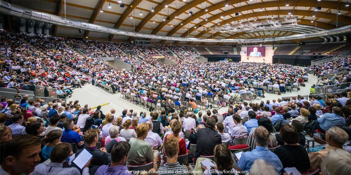 Anche a Forchia migliaia di persone per il congresso annuale dei Testimoni di Geova  - 