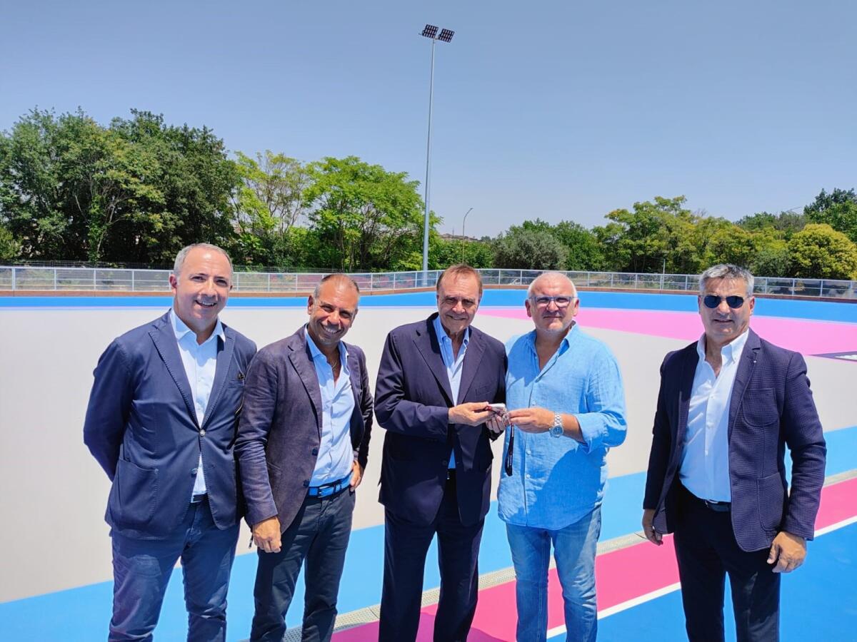Il sindaco Mastella consegna le chiavi del pattinodromo alla società che gestirà l'impianto - 