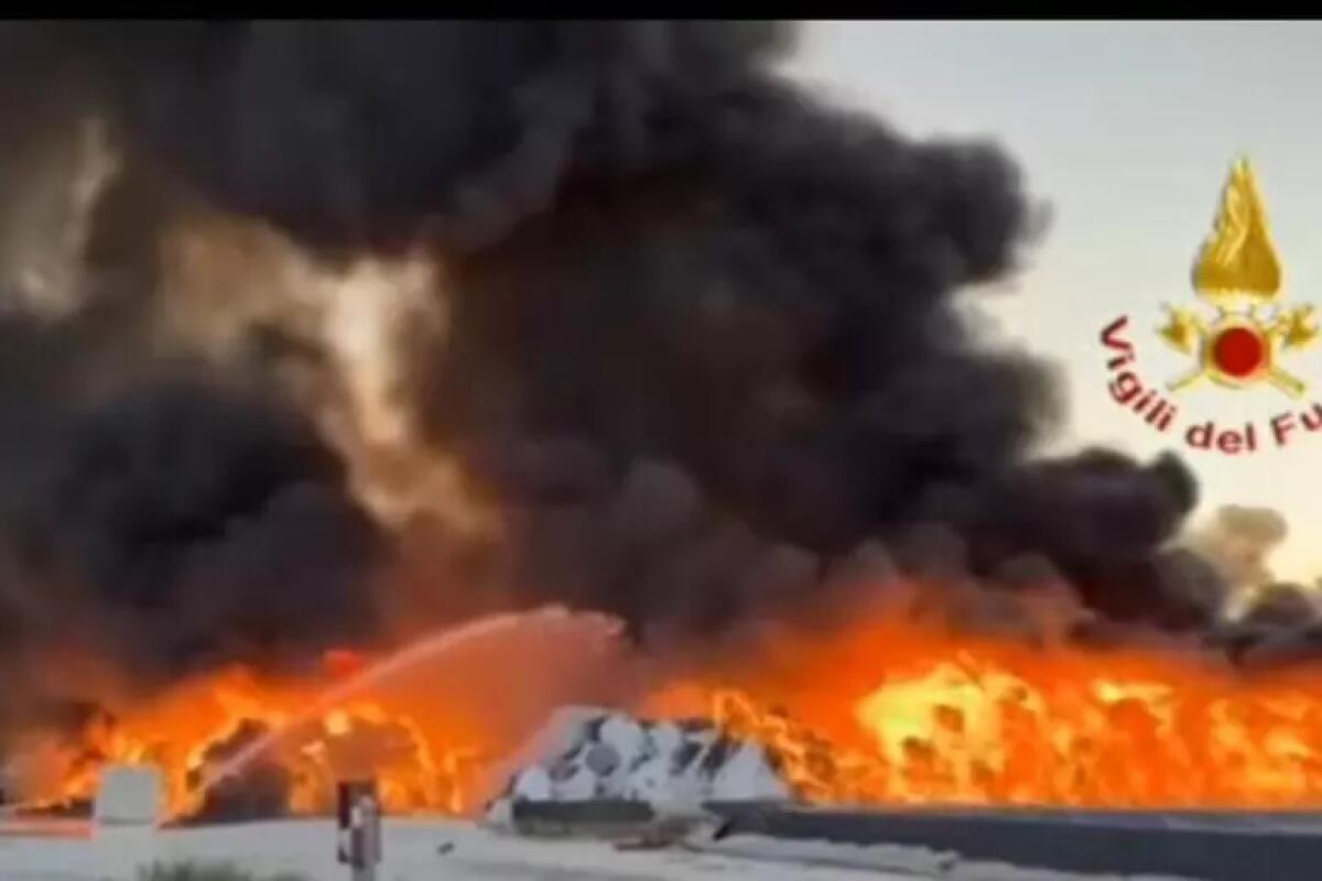 Incendio rifiuti, rogo non ancora domato - 