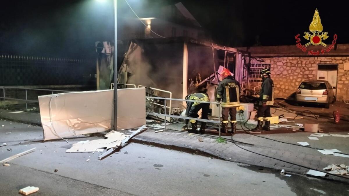 Prima una deflagrazione e poi le fiamme, distrutto container che ospita ufficio postale di San Michele di Serino - 