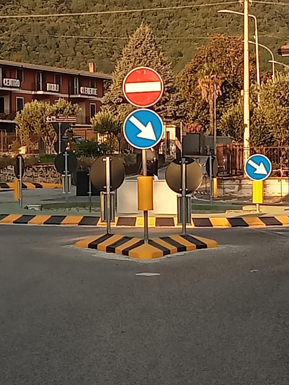 Cervinara. Quando l'Arte deve fare i conti con la segnaletica stradale. - 