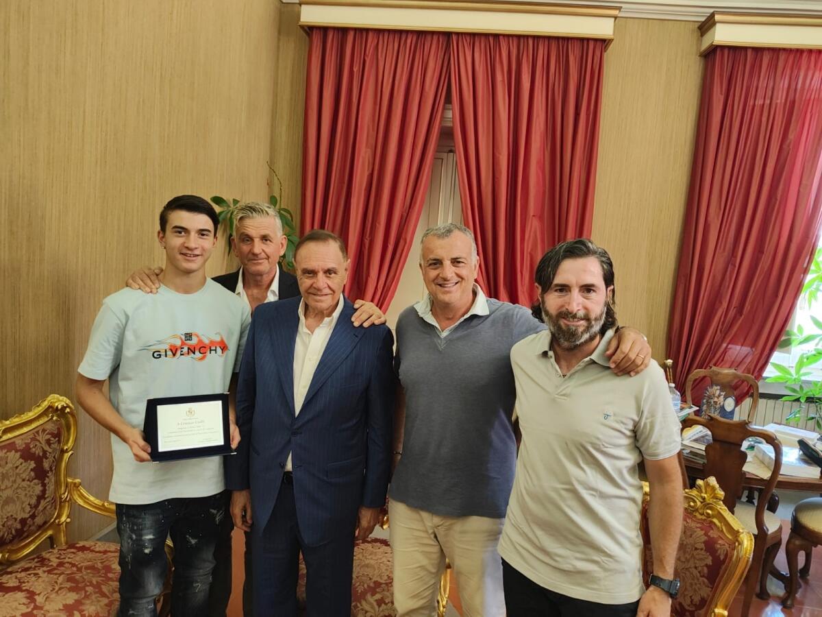 Cristian Cioffi campione d'Italia under 15: il Sindaco Mastella gli consegna una targa - 