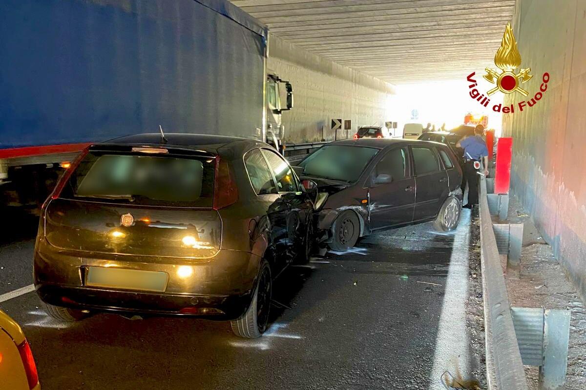 Scontro tra tre auto nella galleria Serro dei Porcini sulla Fondo Valle Sele. - 