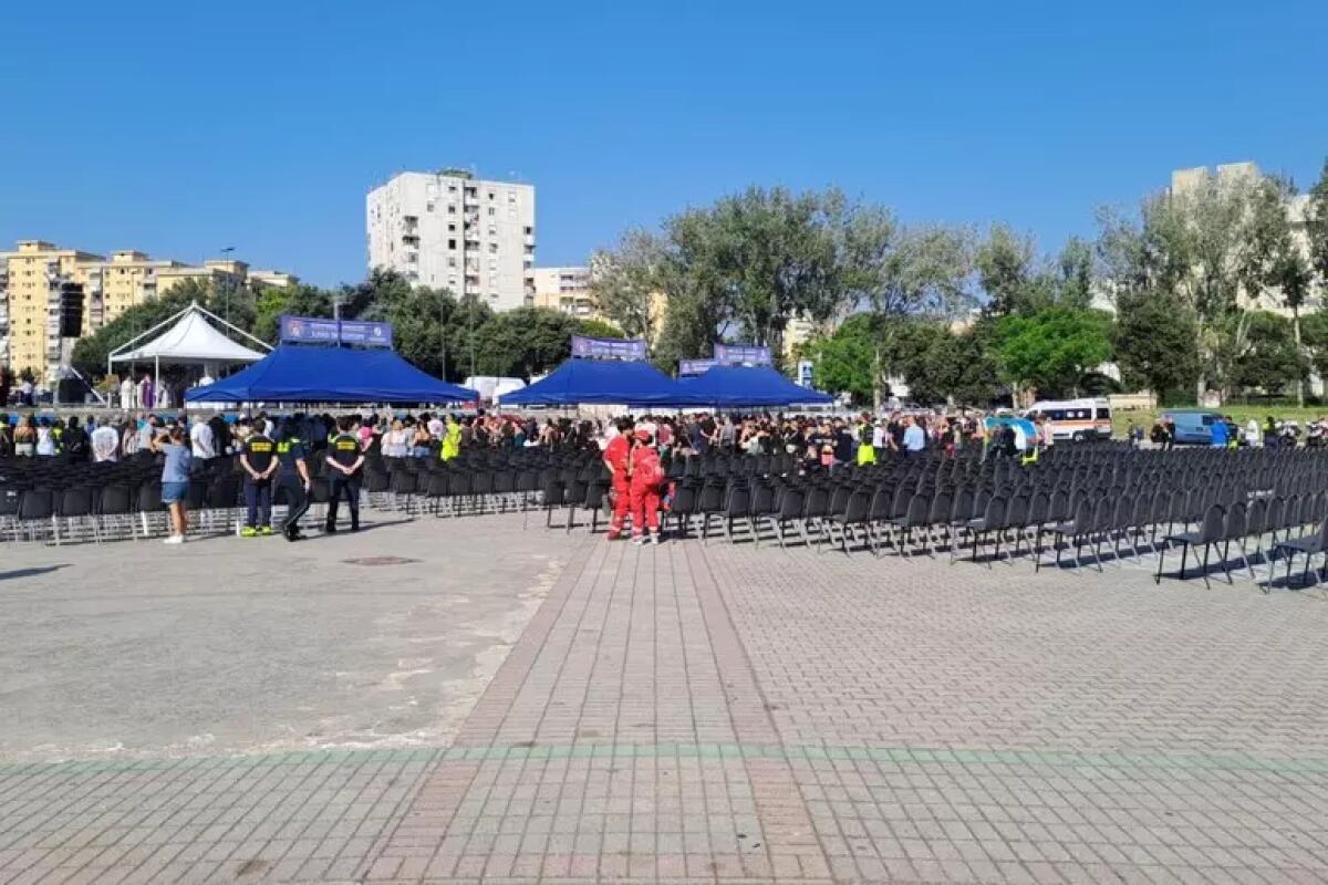 Funerali Vittime crollo Scampia, molte sedie vuote, poca partecipazione - 