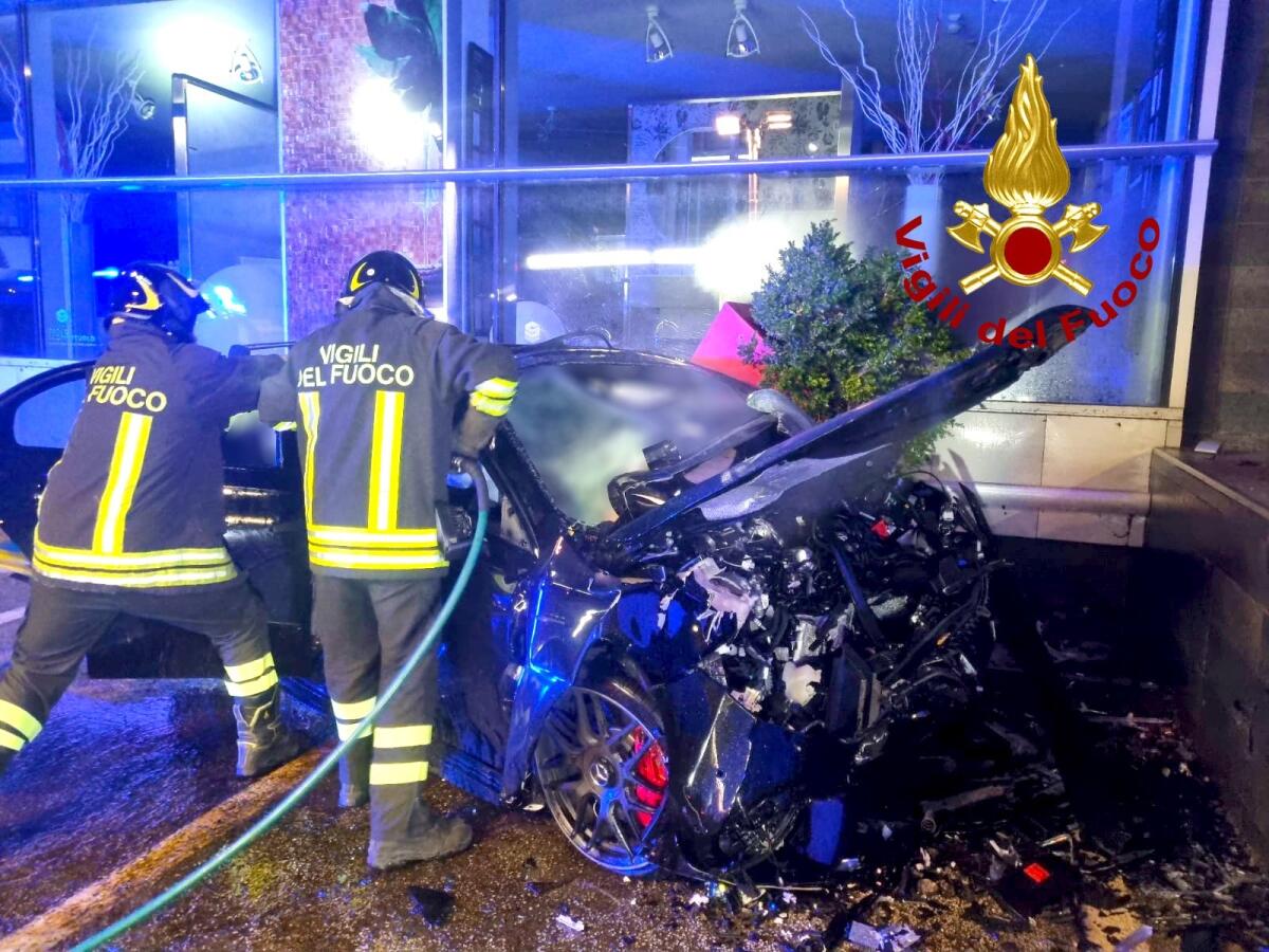 Oggi i funerali di tre dei quattro giovani morti nella notte di domenica in un incidente stradale - 