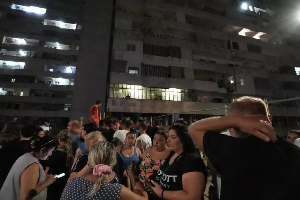 Due morti e 13 feriti per il crollo del ballatoio nella vela Celeste di Scampia - 
