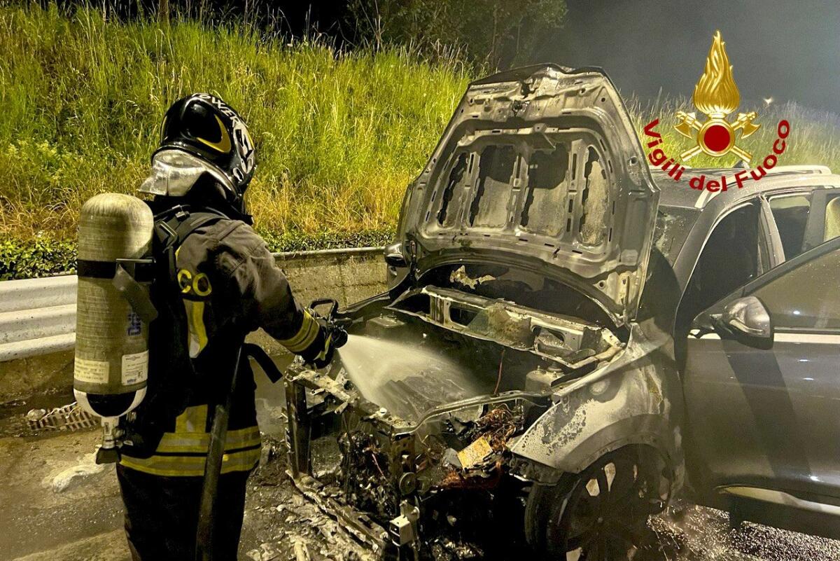 Due auto in transito in fiamme sull'A16 - 