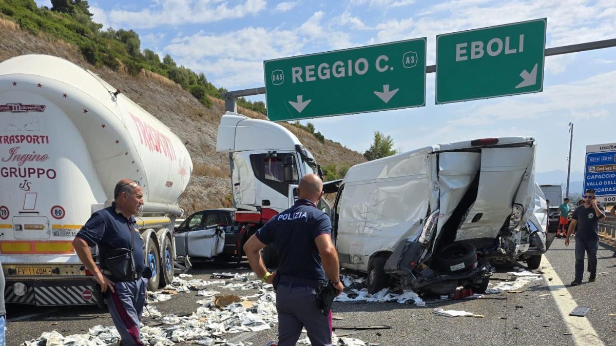 Due morti in un incidente sull'A2 nei pressi di Eboli, otto i veicoli coinvolti - 