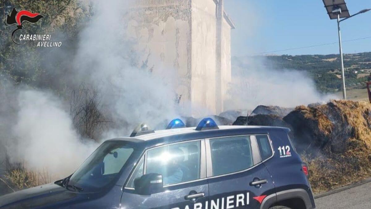 Rotoballe in fiamme a Guardia dei Lombardi - 