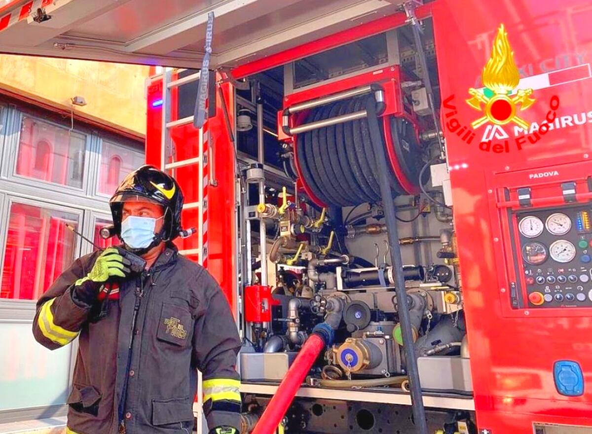 Incendio nel deposito dell'Oleificio Mataluni a Montesarchio. - 