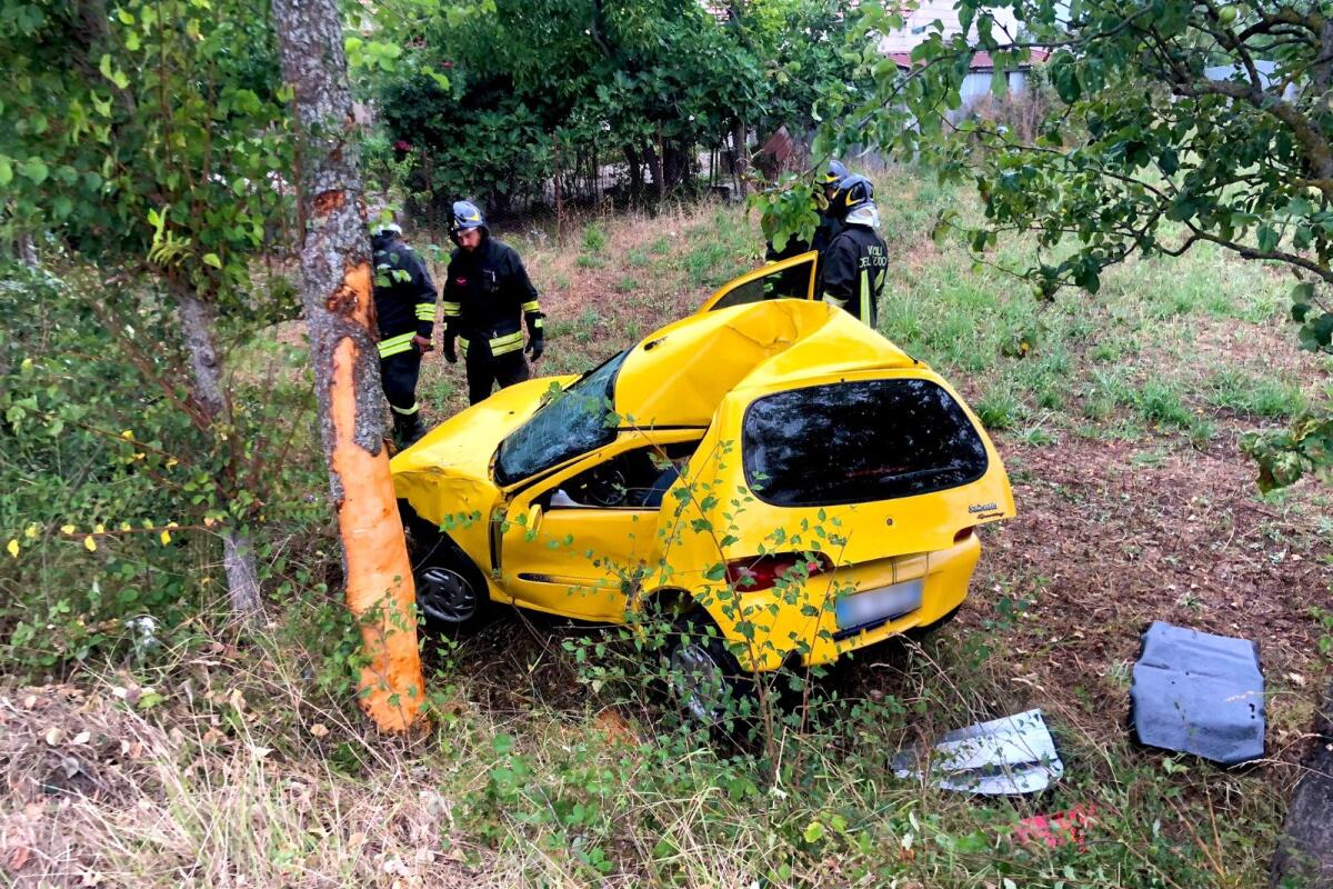 Sbanda, e finisce con l'auto contro un albero, ferito un 19enne - 