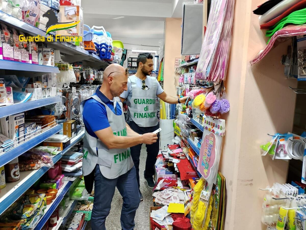 Morcone. In un esercizio commerciale sequestrati 10600 articoli non conformi. - 