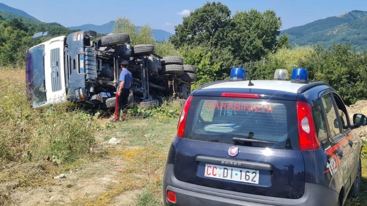 Montemarano.  Autocarro si ribalta durante lo scarico di terreno: 60enne in ospedale. - 