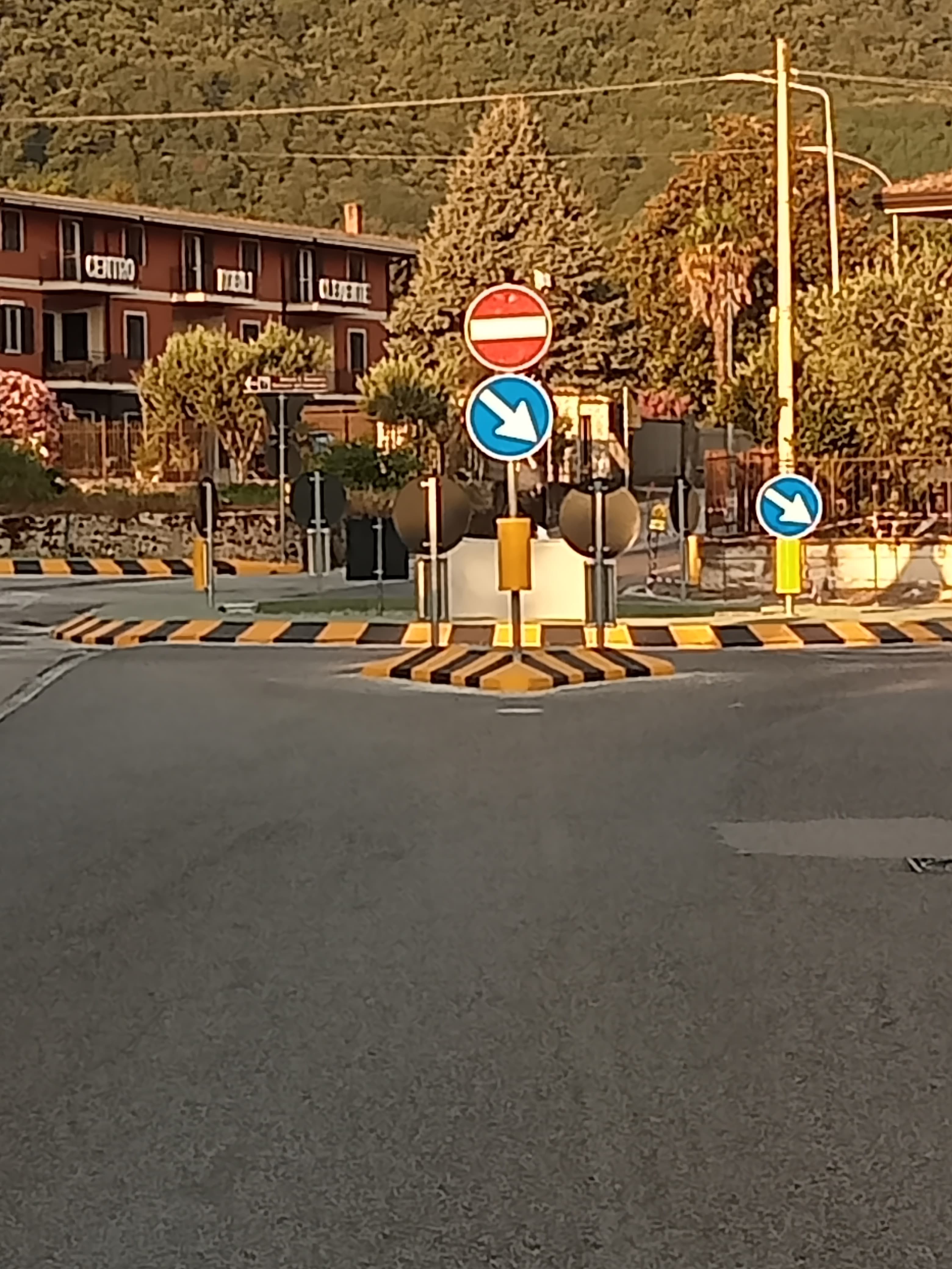 Cervinara. Quando l'Arte deve fare i conti con la segnaletica stradale.