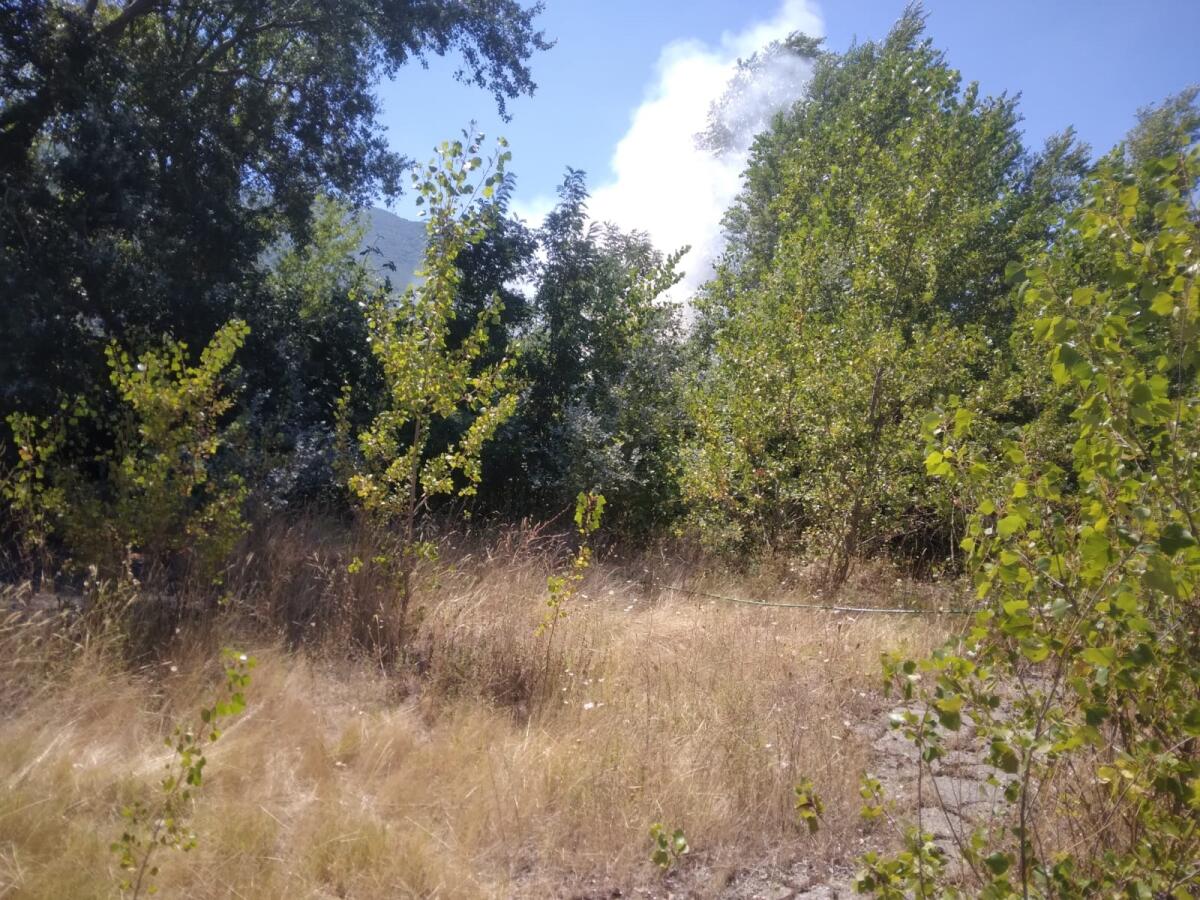 Cervinara. Incendio ex area prefabbricati via Campo Sega. - 