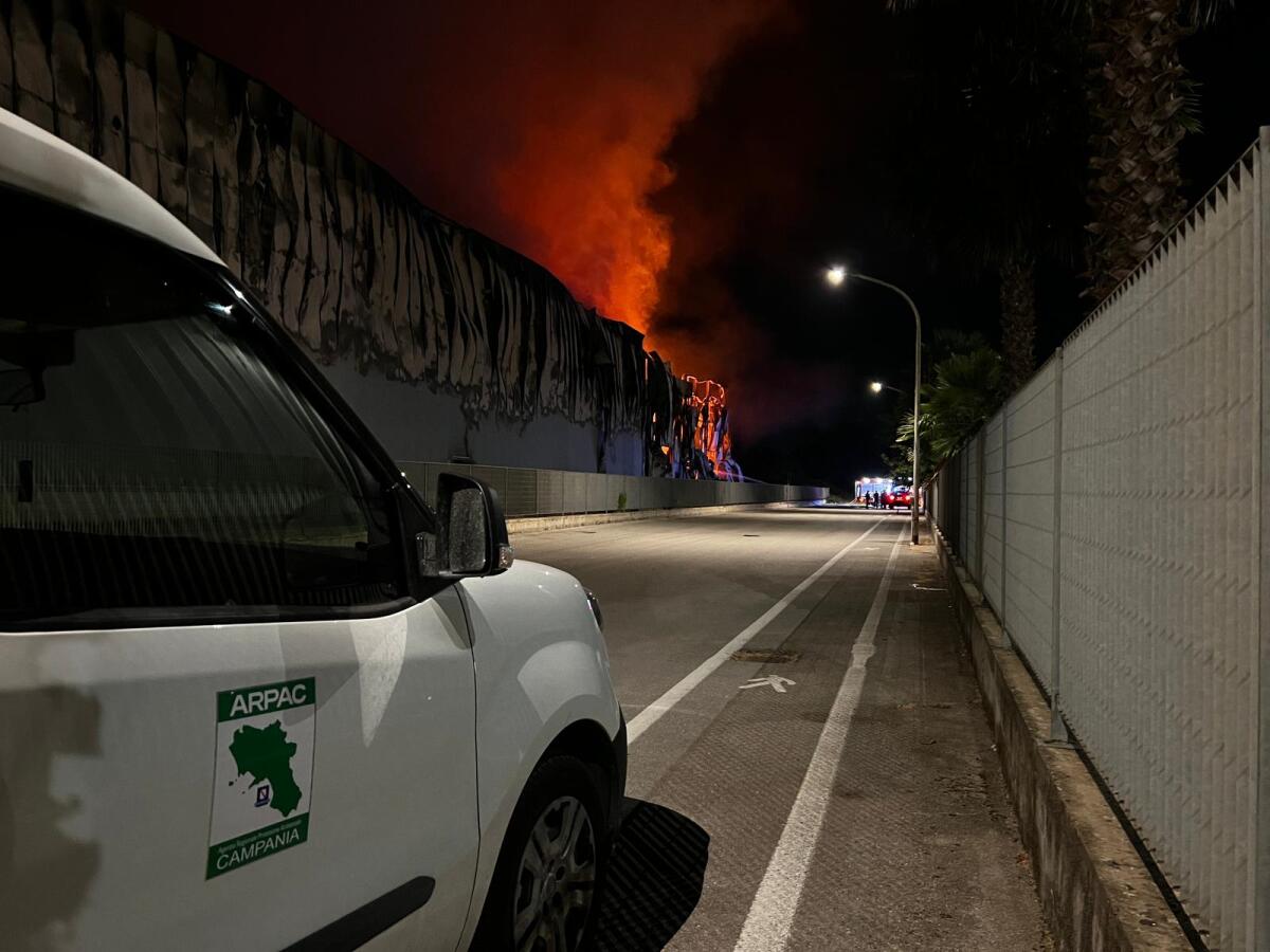 Incendio area industriale Pastorano, in corso monitoraggio diossine - 