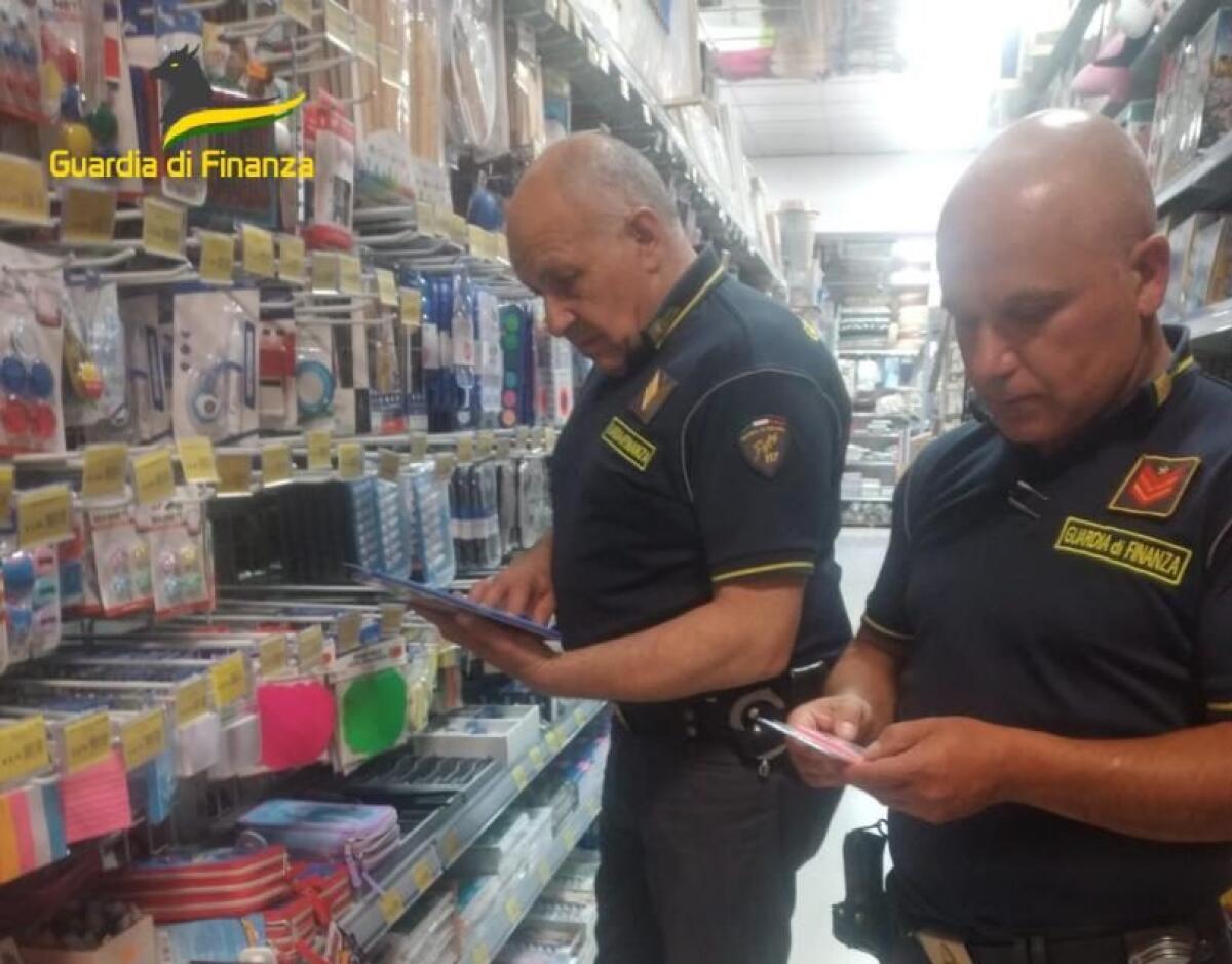 In due negozi gestiti da cinesi sequestrati migliaia di prodotti non conformi - 