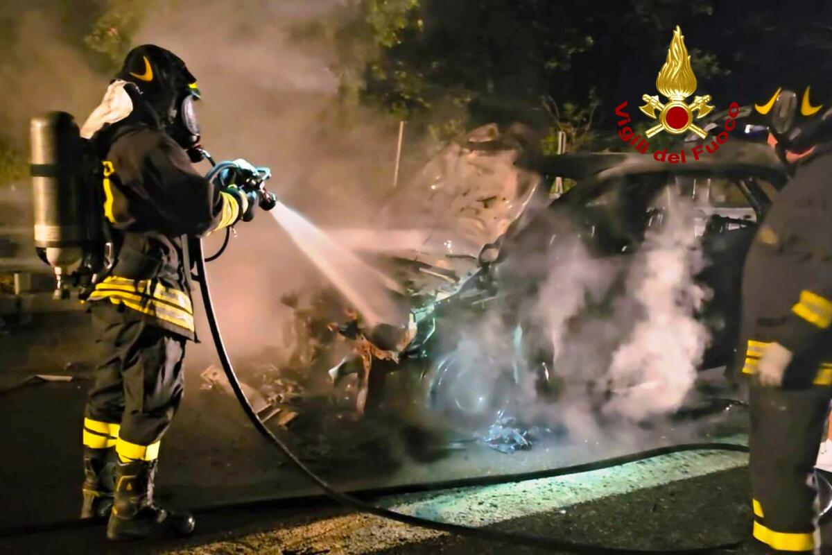 Auto in fiamme sull'A16, paura per una famiglia di Foggia. - 