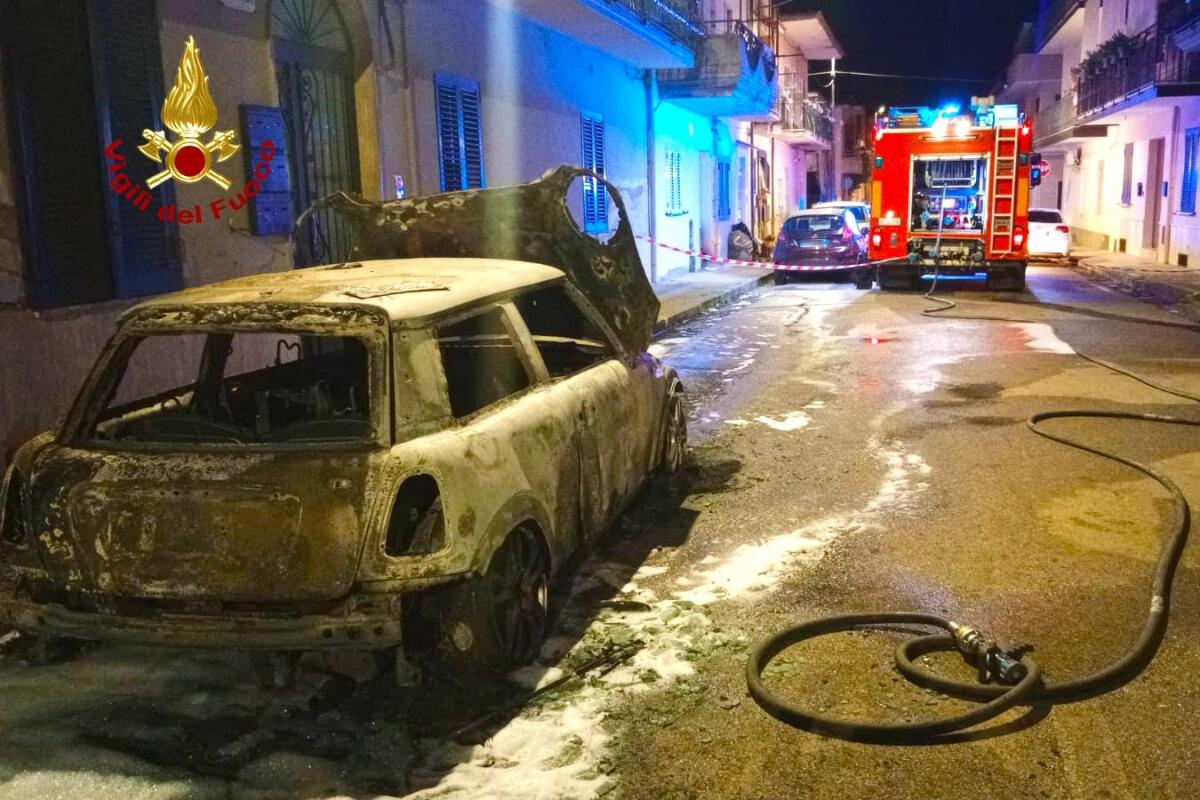 Auto data alle fiamme a Mugnano del Cardinale, indagano i carabinieri. - 