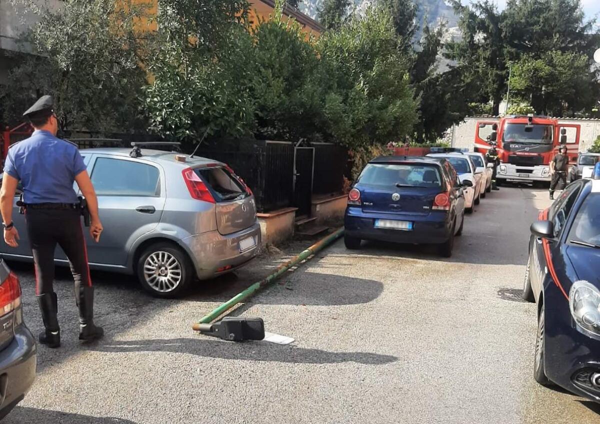 Solofra. Palo pubblica illuminazione cade su due autovetture. - 