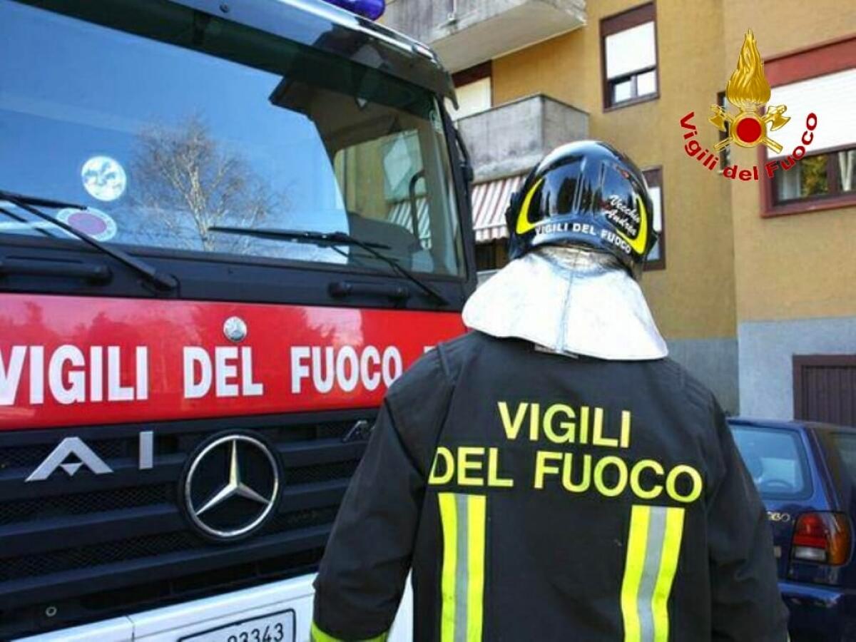 Due auto in fiamme nel garage di un'abitazione - 